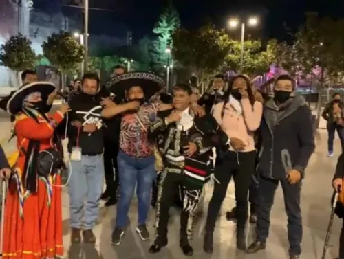 Llevan mariachi a López Obrador por su cumpleaños