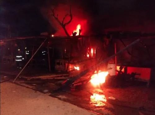 Incendio consume 35 locales en central de abastos de Acapulco (VIDEO)