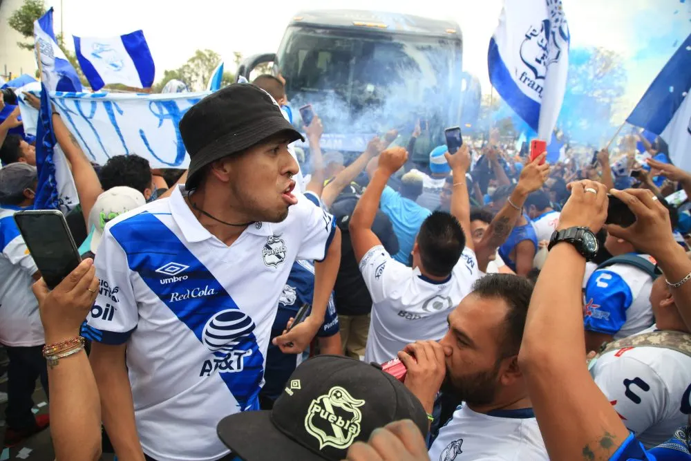 Vetan a porra del Puebla en estadio Cuauhtémoc por hostigar a la de Tigres