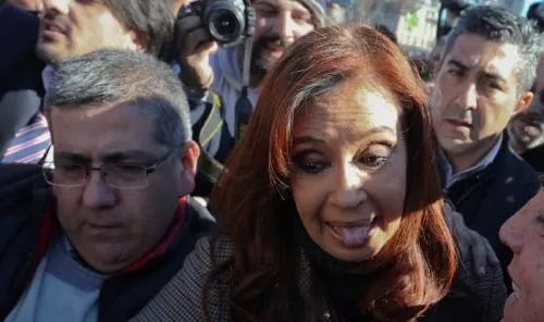 Juez procesa a Cristina Fernández por lavado de dinero