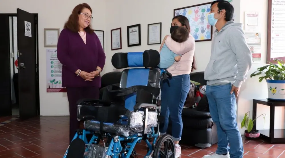 Entrega de silla de rudas infantil