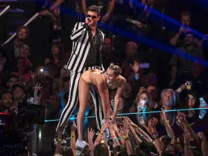 ‘Vogue’ censura a Miley por baile atrevido en los premios MTV
