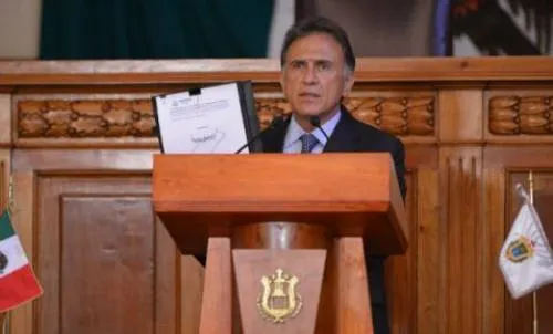 Gobernador de Veracruz frena ley que permite las peleas de gallos y vaquilladas