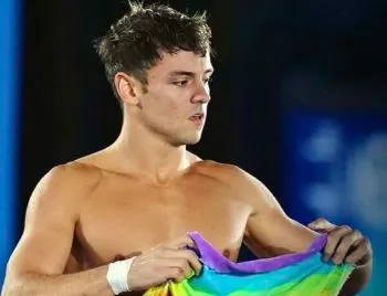 El clavadista británico Tom Daley gana su quinta medalla olímpica
