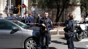 Sujeto ataca con cuchillo a sacerdote y monja en iglesia de Francia
