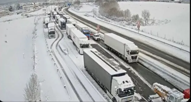 Francia comienza a recuperarse del caos causado por el temporal de nieve Caetano