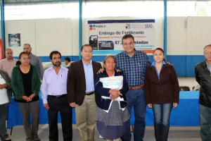 Entrega SDRSOT fertilizante a productores de Tepatlaxco y Amozoc