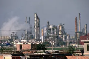 Falla eléctrica detiene actividades en refinería de Pemex