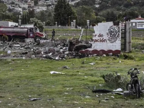 Siguen internadas 30 personas por explosiones en Tultepec