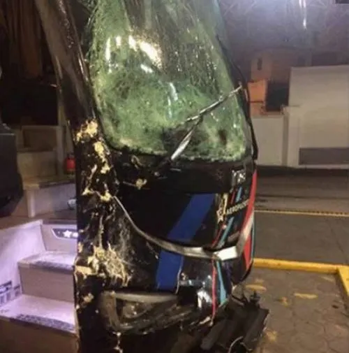Chofer de autobús se impacta contra auto y evita asalto en la carretera México-Puebla