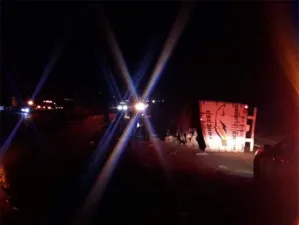 Vuelca tráiler en la México-Puebla; está parcialmente cerrada