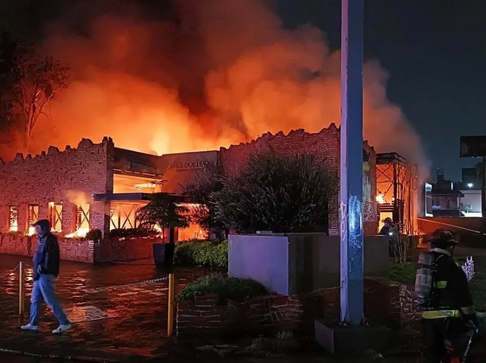 Incendio destruye restaurante La Bocha en Querétaro; no se reportan heridos