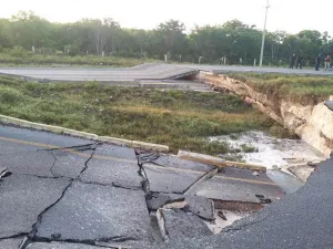 Colapsa un tramo de la carretera Cancún-Playa del Carmen