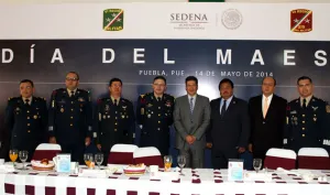 Ejército y Fuerza Aérea rinden homenaje al magisterio poblano