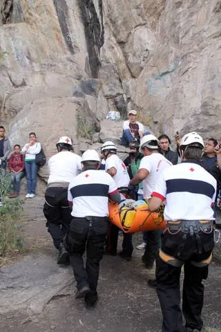 Bomberos se preparan en técnicas de alpinismo
