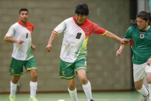 Evo Morales se echa una ‘cascarita’ antes de la cumbre UE-CELAC