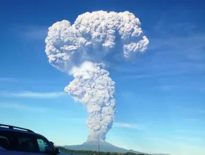 Hace erupción volcán de Chile; emiten alerta roja