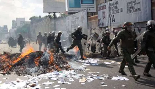UE acuerda sancionar a Venezuela e imponer embargo de armas