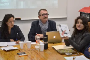 Ofrece destacado semiótico frances cátedra en la BUAP
