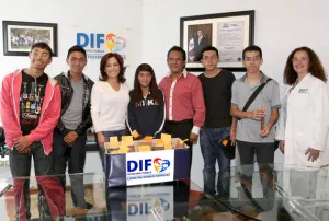 SMDIF entrega pares de lentes a estudiantes de escasos recursos
