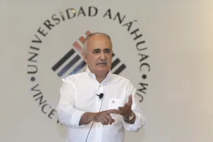 Hay que reinventarse, dice Ferriz de Con a estudiantes de la UVM