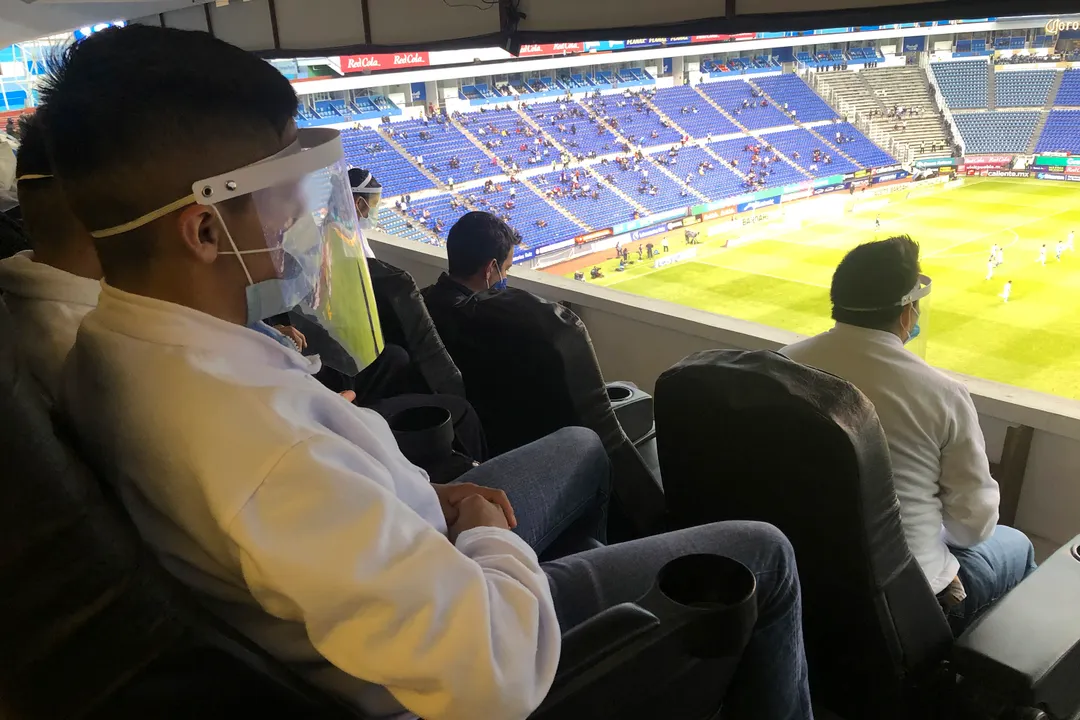 Gracias al SEDIF, familias disfrutaron partido del Club Puebla en el Cuauhtémoc   