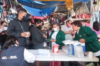 Inician jornada masiva de vacunación contra sarampión en el mercado Hidalgo tras detectar brote
