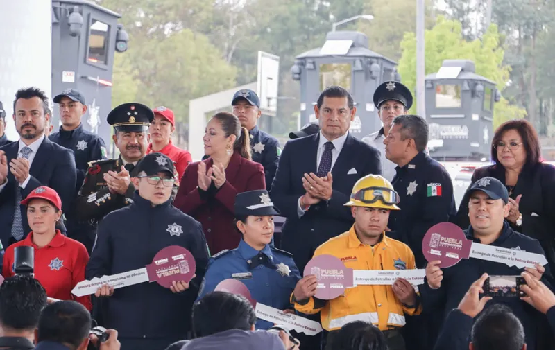 Entrega Gobierno de Puebla 100 patrullas y 10 torres de vigilancia a la SSP