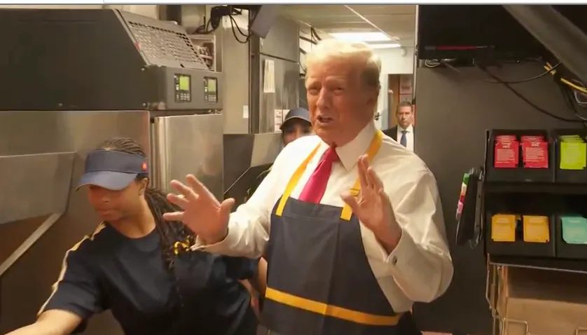 Donald Trump trabaja en McDonald's y lanza críticas a Kamala Harris durante su visita