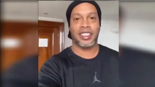 Ronaldinho anuncia que dio positivo a COVID-19