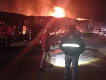 Explosión en empresa de transporte en San Matías Tlalancaleca provocó el cierre de la federal México-Puebla