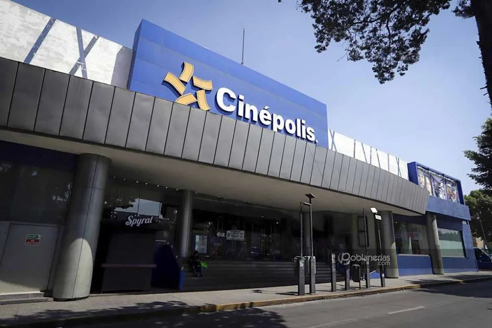 PUEBLA, Pue., 09 Junio 2020.- Aspecto del Cine del bulevar perteneciente a la cadena Cinépolis, el cual continúa cerrado por contingencia de Coronavirus.  //Mireya Novo/Agencia Enfoque//