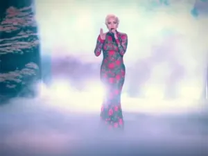 Lady Gaga se prepara para el Super Bowl en el patio de su casa
