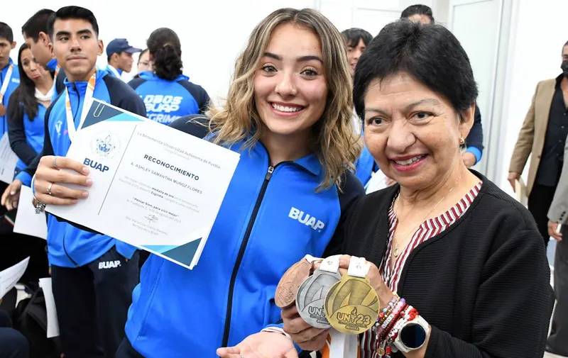 Ashley Samantha Muñoz Flores, de la Facultad de Ingeniería Química, en esgrima, obtuvo tres medallas: oro, plata y bronce. Foto: Especial