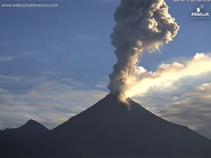 Emite Volcán de Colima una fumarola de dos kilómetros