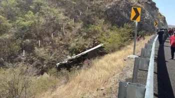 Autobús con militantes de Morena cae a un barranco en la carretera Mitla-Tehuantepec; mueren 11