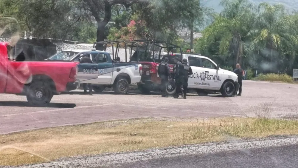 Dejan restos óseos, ropa y lazo afuera de panteón de Chietla