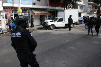 Conductor embiste a peatón, motocicleta y poste de alumbrado público