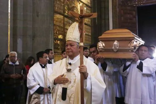 Víctor Sanchez celebra misa de cuerpo presente del Arzobispo Emérito Rosendo Huesca Pacheco