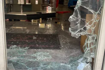 Cristalazo en Sanborns del Centro Histórico de Puebla: roban perfumes de lujo