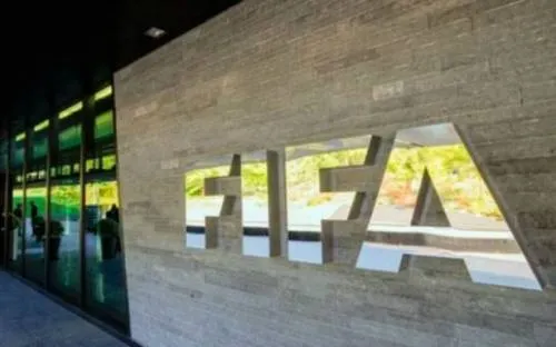 FIFA hace su agosto, impone 30 multas por incidentes en partidos clasificatorios