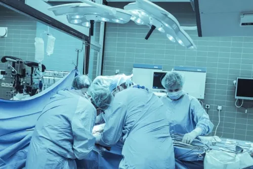 Transmiten por Facebook operación de cerebro con paciente despierta