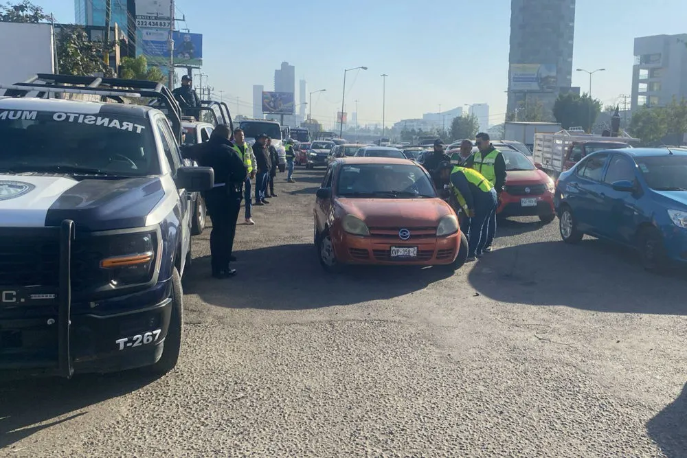 Puebla intensifica operativos contra taxis piratas en Vía Atlixcáyotl