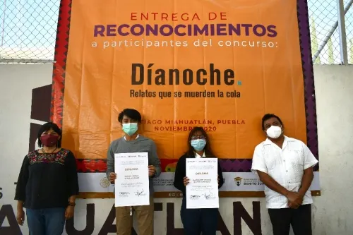 Entregan reconocimiento a ganadores del concurso “díanoche. Relatos que se muerden la cola”