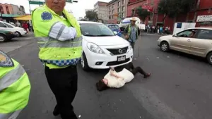 Mujer hace berrinche, se tira al piso para evitar el arrastre de su vehículo