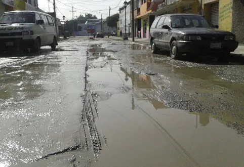 SOAPAP destruye pavimento en Xonaca
