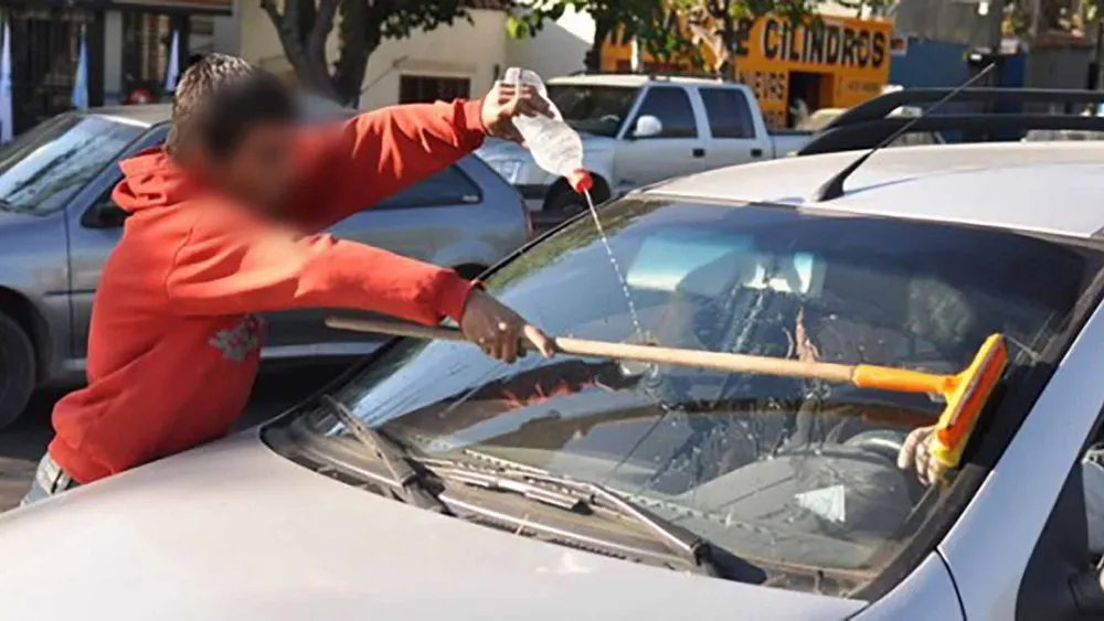 Balean a limpiavidrios en Nuevo León