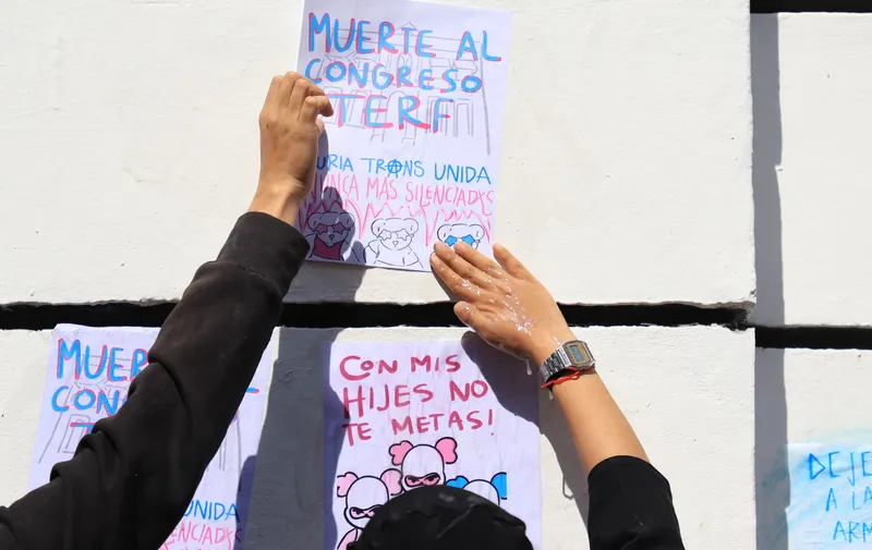 Personas trans se manifiestan en el Congreso contra la transfobia