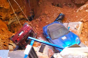 Tierra se traga ocho autos Corvette en museo en Kentucky