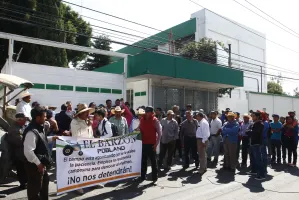 Barzón se manifiesta en Sagarpa, piden instalación de fábricas